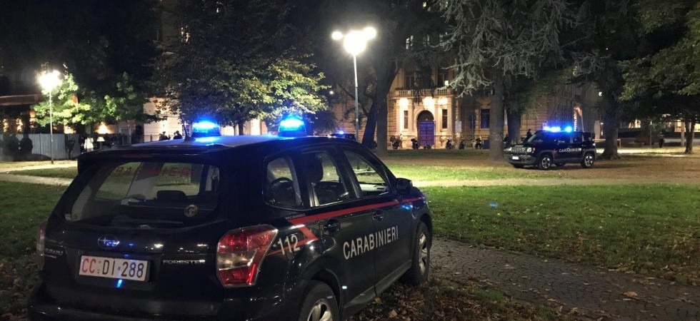 Ubriaco spacca gli specchietti delle auto e poi resiste all'arresto: denunciato un 19enne per violenza a pubblico ufficiale